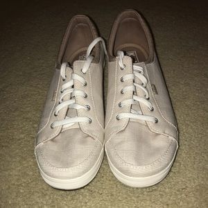 Less lace-on shoes